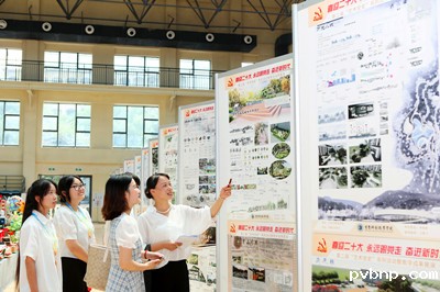 1655908234788565.jpg 4 参观平面作品展.jpg