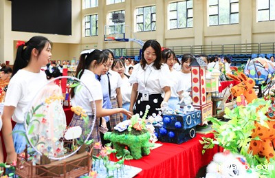 1655908285829611.jpg 5 参观平面作品展.jpg